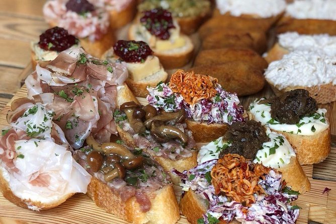 Private Food Tour: Cicheti & Wine - Walking into San Polo’s old tavern tradition