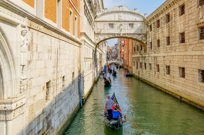 Private Full Day Tour from Milan to Venice with local tour guide and fast train - Meeting your guide at Santa Lucia