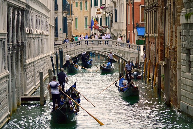 Private Gondola Serenade with Music - Meeting near Museo Correr in San Marco