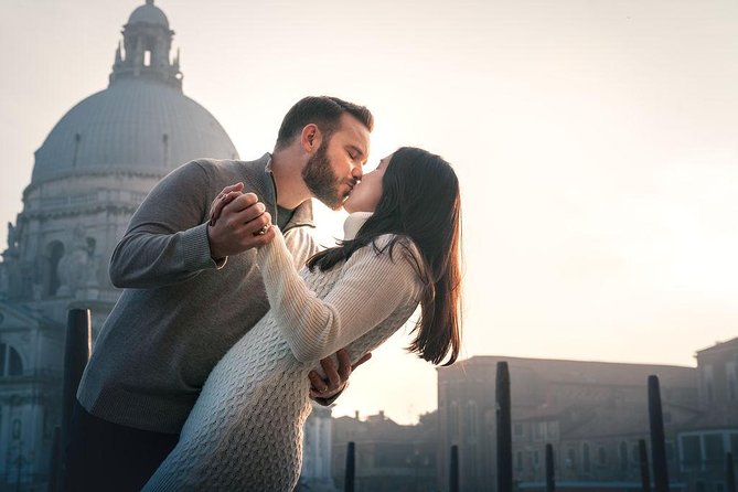 Private Photo Shoot in Venice with Gondola Ride - The 50-photo keepsake and delivery
