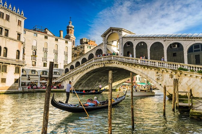 Private Photo Shoot in Venice with Gondola Ride Included - Meeting Enzo in St. Mark’s Square