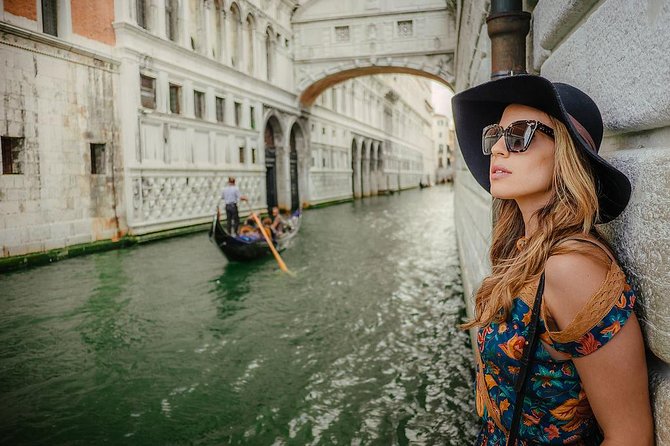 Private Photo Shoot & walking tour - A Venice portrait session with a walking tour built in