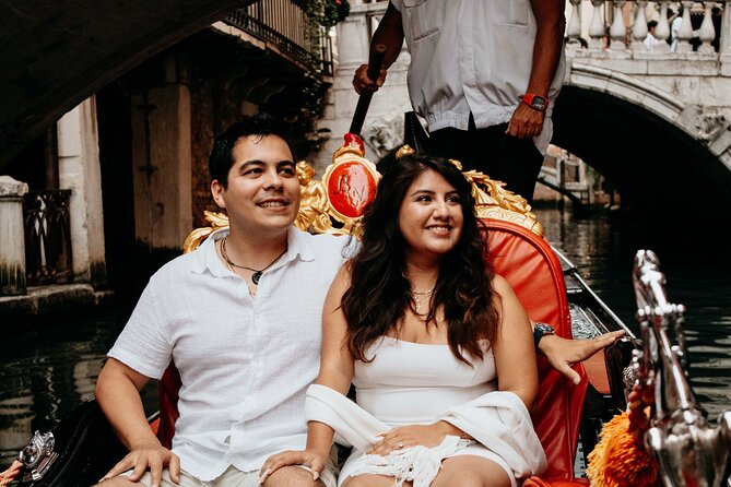 Private Photoshoot Experience in Venice - Meeting at Rialto and Getting Comfortable in Front of the Camera