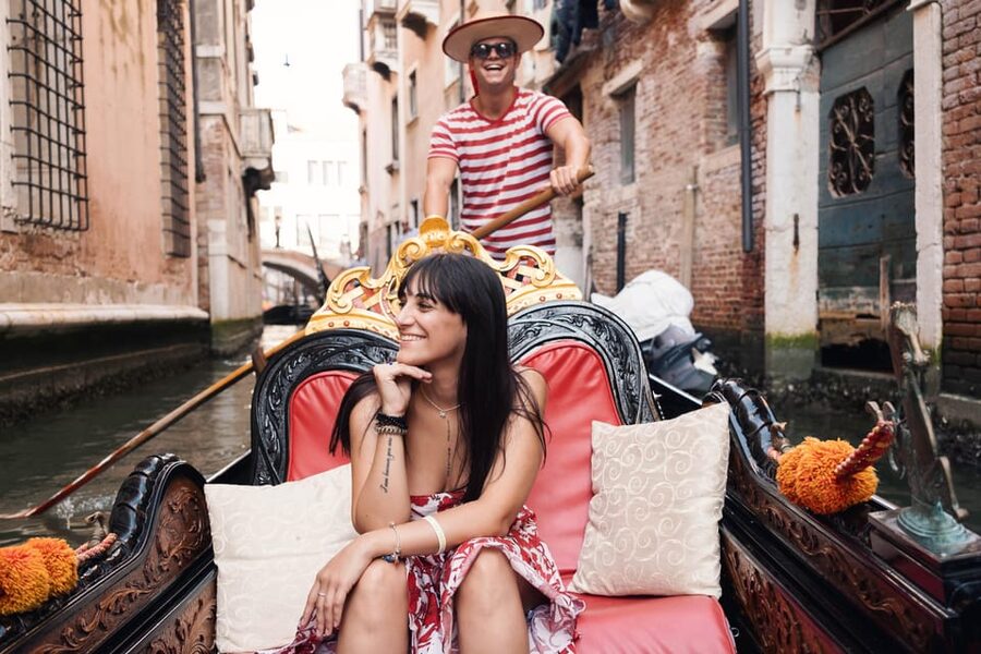 Private Photoshoot of Your Gondola Ride in Venice - Santa Maria Formosa and the gondola boarding point