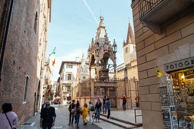 PRIVATE TOUR of Verona: Highlights & Hidden Gems With Locals & Snack Included - Juliet’s House and the story behind the balcony