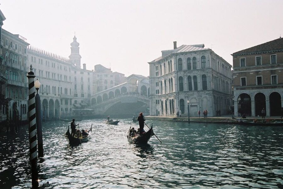 Private tour Rialto area and Frari Church 2-Hour Tour - Crossing Rialto Bridge and reading the old city