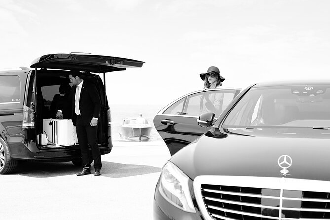 Private Transfer with deluxe boat from Venice Airport to Venice - Finding your assistant at Marco Polo Airport