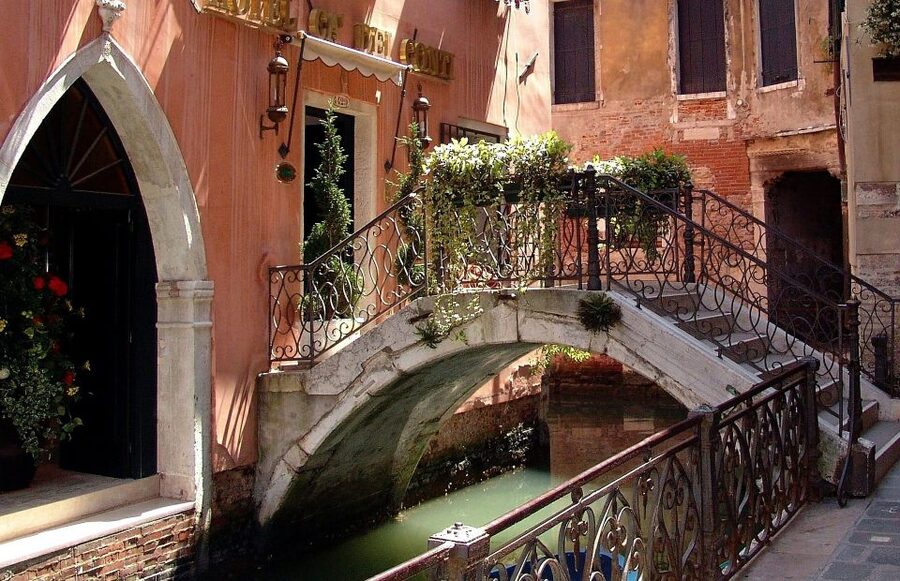 Private Venice Walking Tour and Gondola Ride - Reaching Rialto and changing from foot to boat