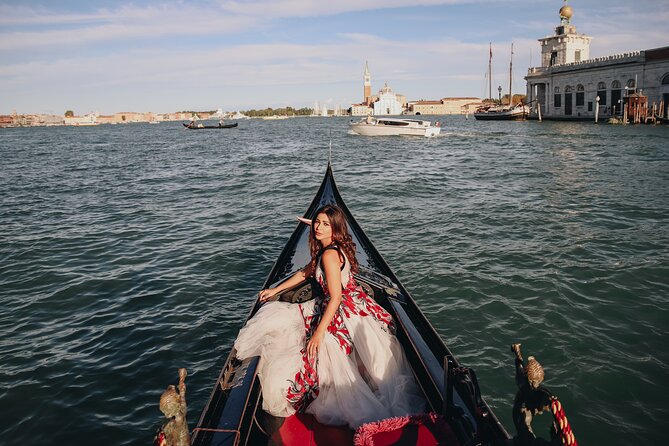 Private Walking and Photography Tour in Venice - Libreria Acqua Alta’s playful photo setting