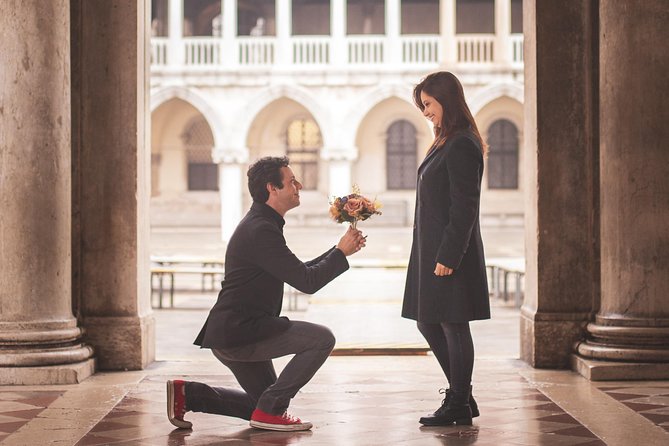 Professional Photographer in Venice, Italy - Posing help for people who feel awkward