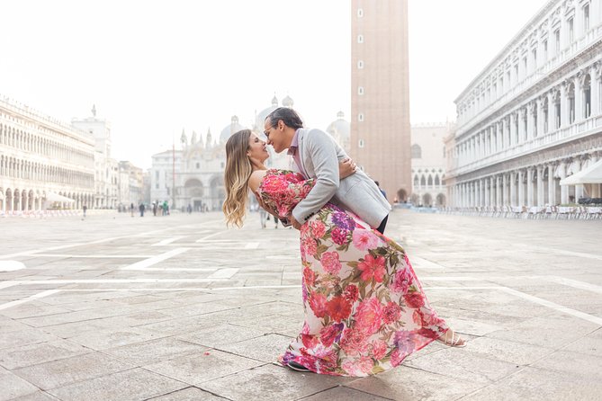 Professional Photographer in Venice, Italy - Walking through Venice city center