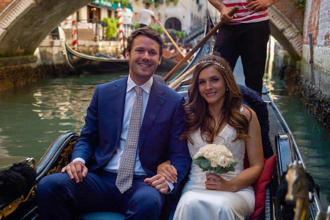 Renew your wedding vows on a romantic gondola - Boarding at Traghetto Santa Maria del Giglio