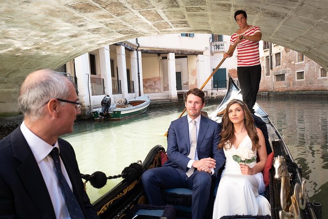 Renew your wedding vows on a romantic gondola - The ceremony on the Grand Canal route
