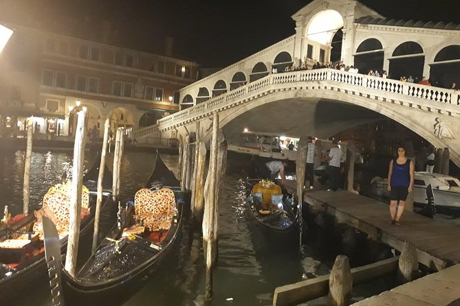 Rialto Market Food and Wine Lunchtime Tour of Venice - Crossing the Rialto Bridge
