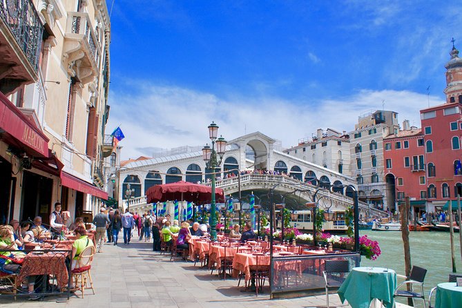 San Polo, Rialto & Frari: 2-Hour Private Walking Tour in Venice - The Gobbo statue and Venice’s old public life