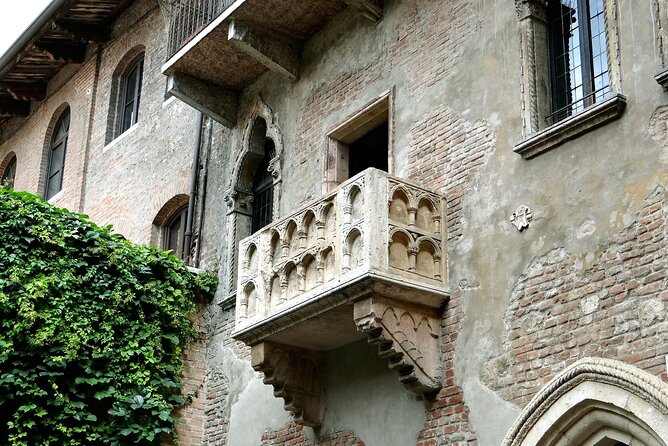 Secret Verona Walking Tour - Symbols, grim figures, and old tales