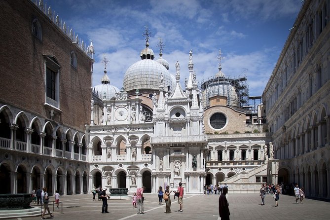 Skip the line Doge's Palace Guided Walking Tour in Venice - The council rooms and Venetian painting