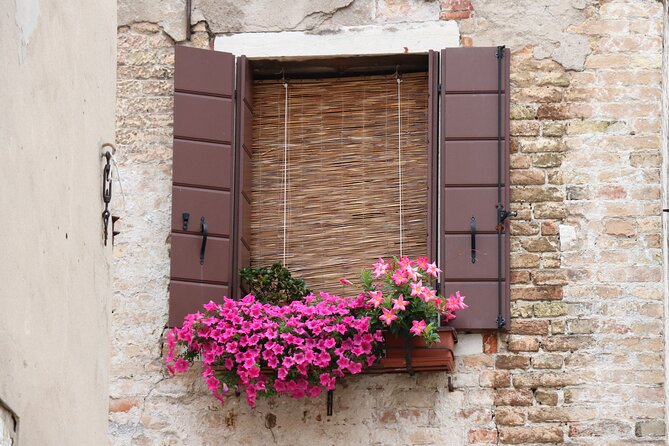 Small Group Tour Historical and Charming Venice Jewish Ghetto - Campo di Ghetto Nuovo and the synagogues seen from outside