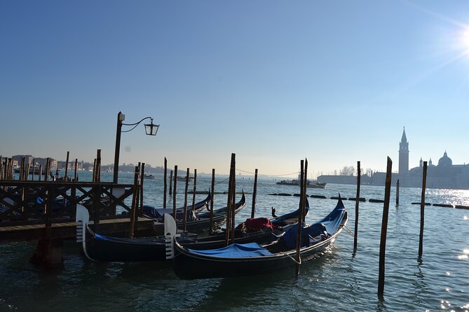 Small Group Venice Street Food and Sightseeing Tour - Traditional baccari and small Venetian bites