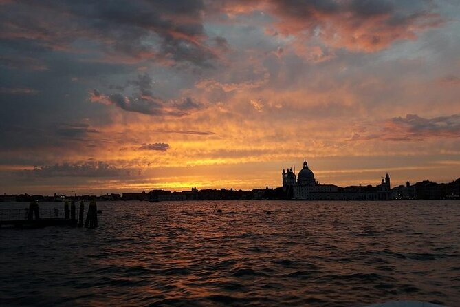 Sunset Traditional Boat Tour with Prosecco - Prosecco, pizza, and an informal style