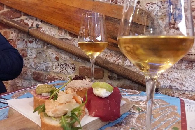 Tapas & Wines through secret Venice - The first bacaro and the language of cichetti