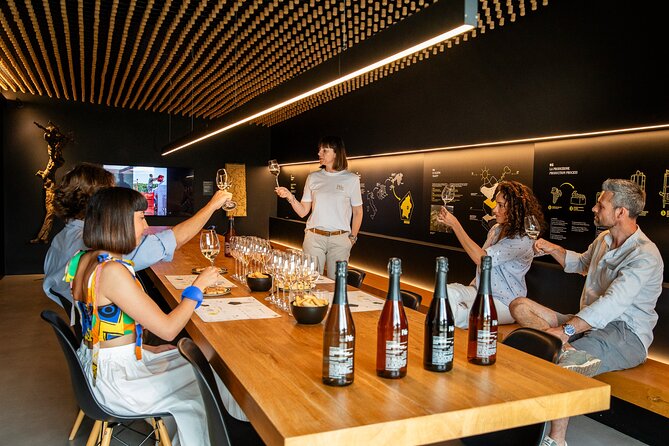 Tasting Prosecco with appetizers - The sommelier-led format keeps the tasting on track