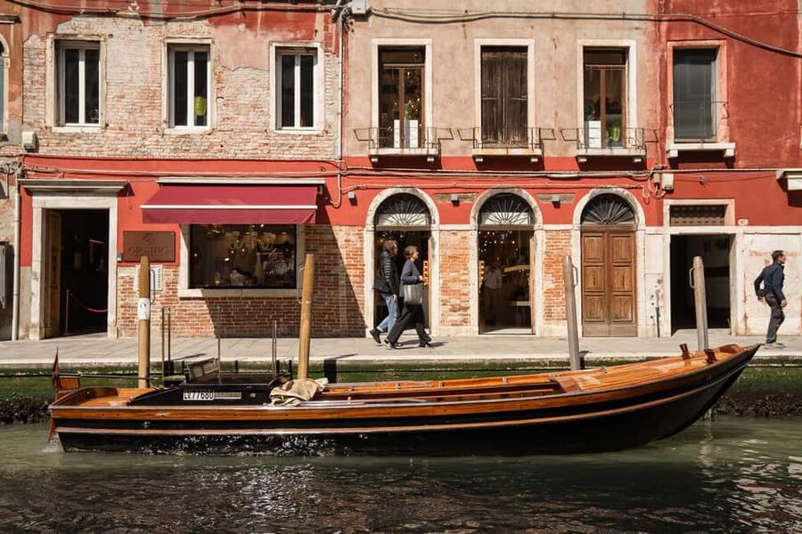 travel through time in Murano with a historic Venetian boat - The Private Format and Special Occasions