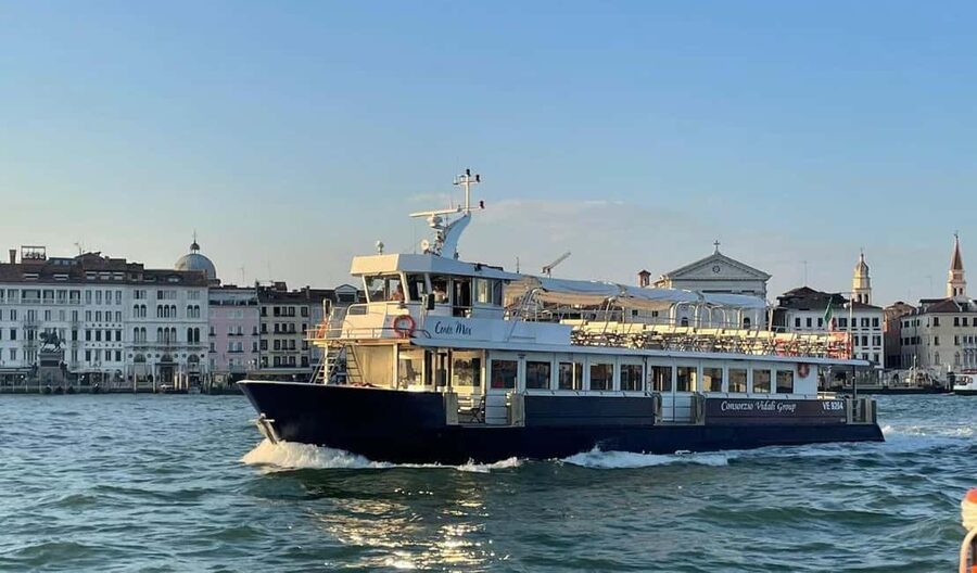 Venetian Lagoon Tour: Visit Murano, Burano and Torcello - Burano: the island that earns extra time