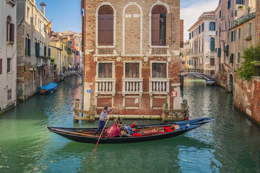 Venetian Private Sandolo tour - The sandolo is Venice without the full gondola show