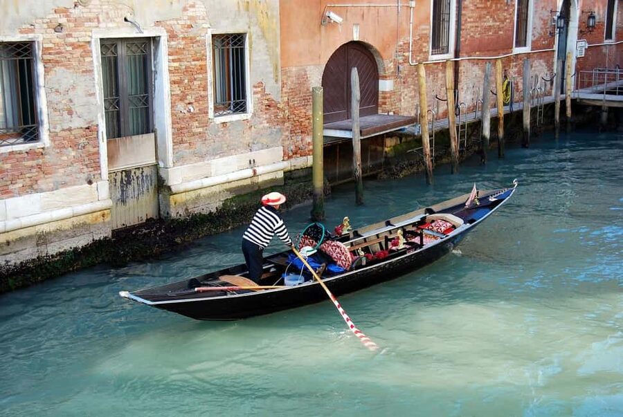 Venetian Private Sandolo tour - Meeting at Campo Santa Maria Formosa