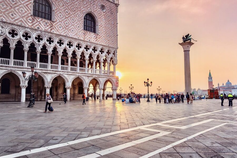 Venice: 1-Hour The Doge's Palace Tour - Guides, languages, and group feel