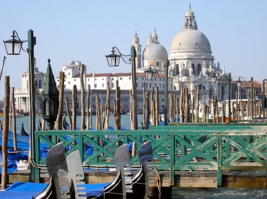 Venice: 30 min Gondola Ride on the Grand Canal with Guide - Palazzo Grassi, Ca’ Rezzonico, and the palace-lined canal