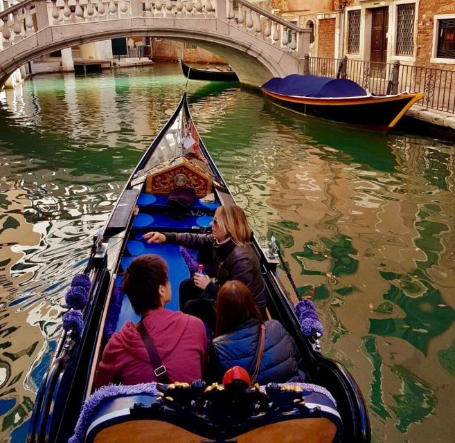 Venice: 30 min Gondola Ride on the Grand Canal with Guide - What the guide adds to a short ride