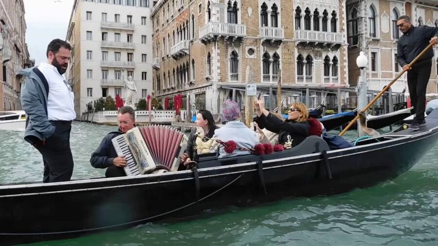 Venice: 30-Minute Gondola Ride on Grand Canal with Serenade - Setting off from Santa Maria del Giglio