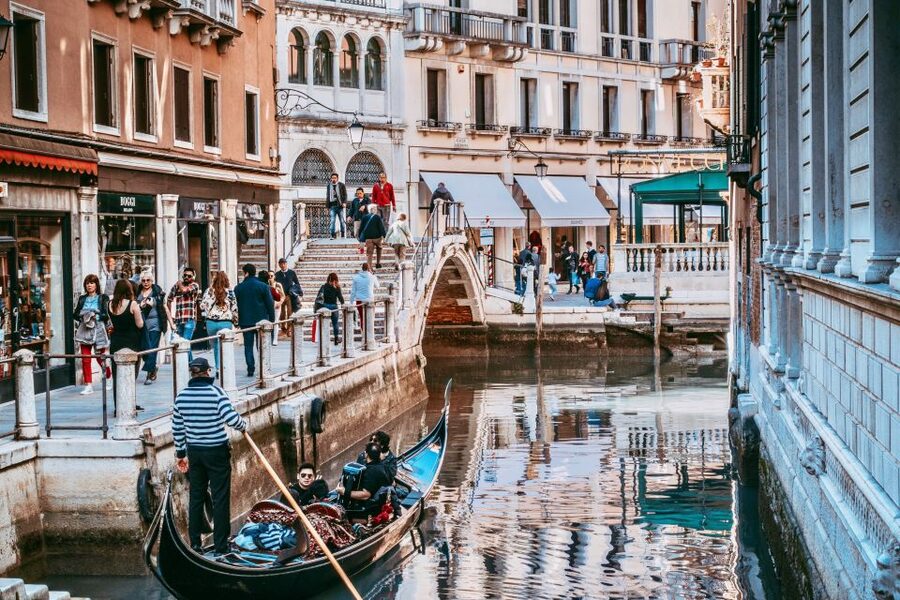 Venice: 30-Minute Gondola Ride on Grand Canal with Serenade - How the serenade really works