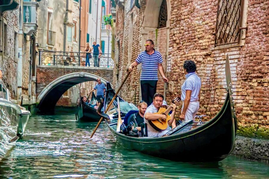 Venice: 30-Minute Gondola Ride on Grand Canal with Serenade - Shared gondola or private ride?