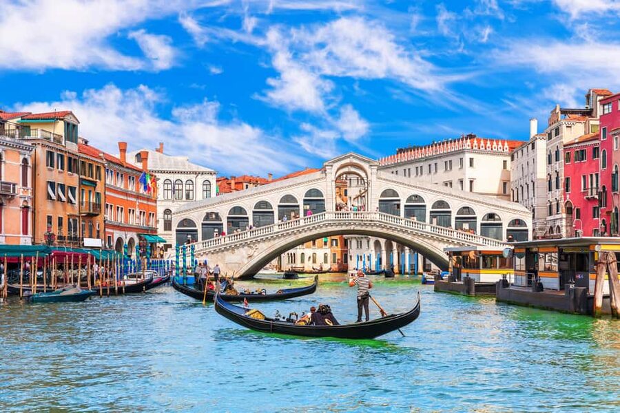 Venice: 30 minutes Enchanting Gondola Ride - Reaching the Grand Canal and Rialto Bridge