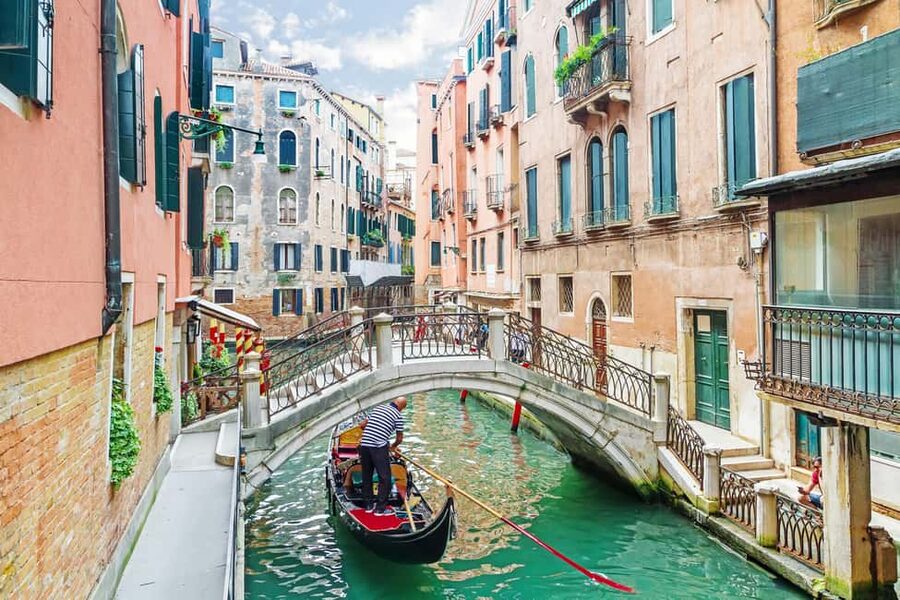 Venice: 30 minutes Enchanting Gondola Ride - Rio San Luca and the last stretch of the route