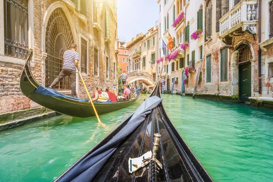 Venice: 30 minutes Enchanting Gondola Ride - The best place to sit and what to watch