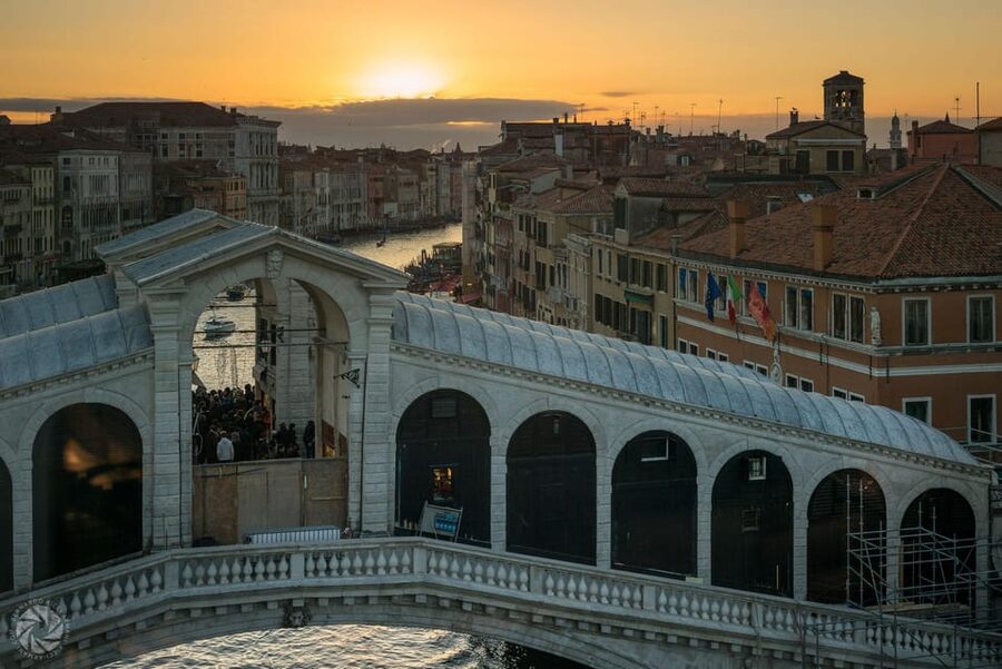 Venice, Bacaro Tour: Food and Wine tasting with Local Guide - Starting the Walk Through Venice’s Alleys