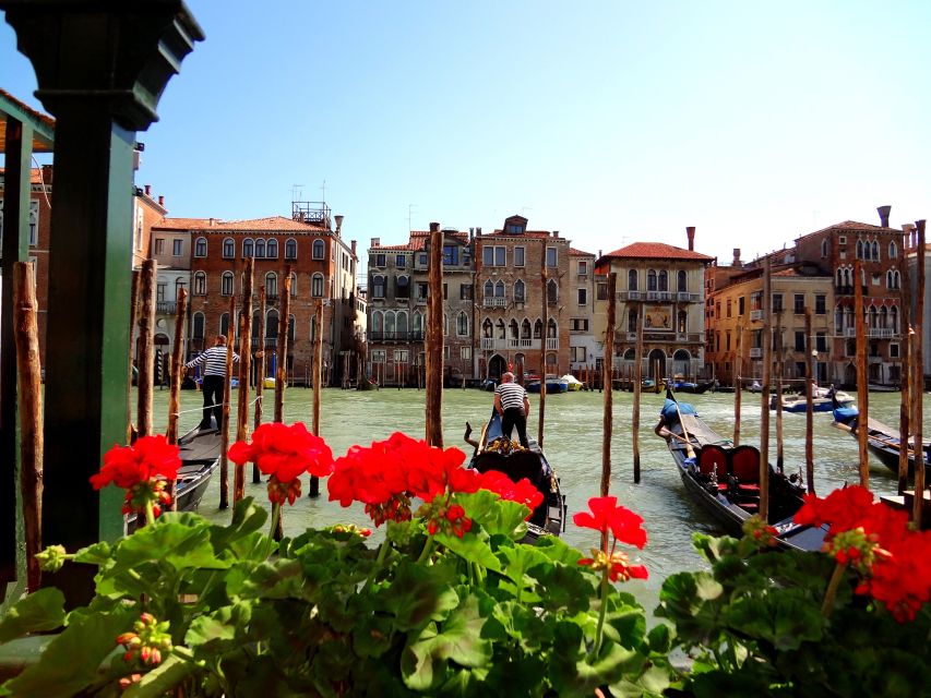 Venice: Basilica and Doge's Palace Tour with Gondola Ride - Crossing toward the Bridge of Sighs