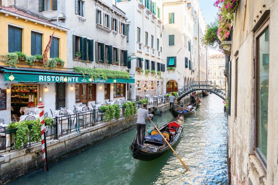 Venice: Basilica and Doge's Palace Tour with Gondola Ride - Finding the meeting point near St. Mark’s Square