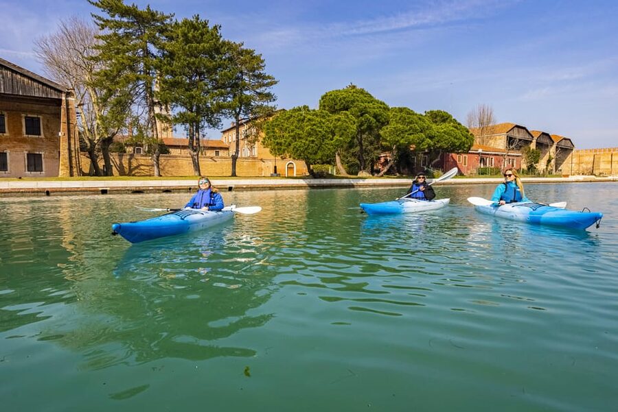 Venice Beginner's Kayak Tour in the Medieval Arsenal - How this compares with a standard Venice sightseeing tour