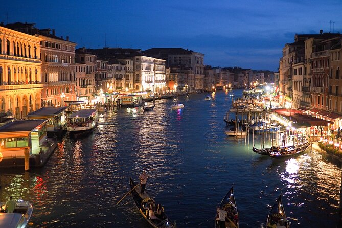 Venice by Night: Highlights & Hidden Gems Tour - A short pause near Ponte dei Colafelzi