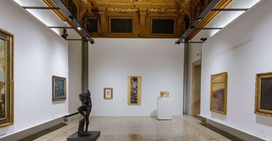 Venice: Ca' Pesaro Modern and Oriental Art Museum Ticket - Entering the marble palace beside the Grand Canal