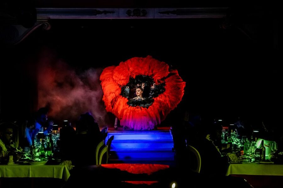 Venice: Cabaret Dinner Show - How the evening flows from drink to dessert