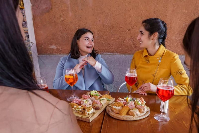 Venice: Cicchetti, Spritz, and Wine Tour in Ghetto Ebraico - The first local bar: wine, cicchetti, and a taste of Venetian habits