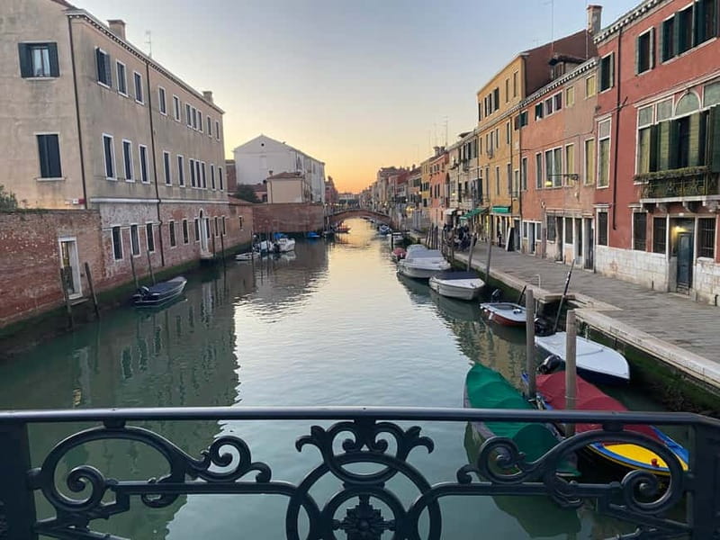 Venice: Cicchetti, Spritz, and Wine Tour in Ghetto Ebraico - The guides are the main reason to book