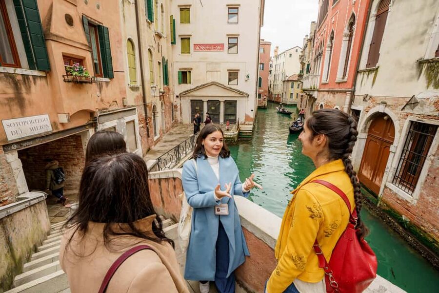 Venice: Cicchetti, Spritz, and Wine Tour in Ghetto Ebraico - Meeting outside Gam Gam in the Jewish Ghetto