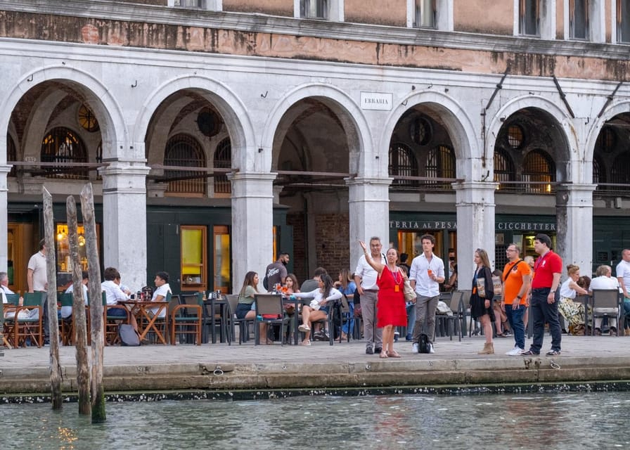 Venice: City Center Historical Guided Walking Tour - Adding the gondola ride for a water-level view